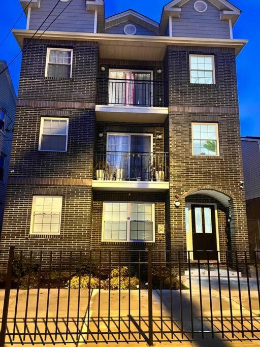 Luxury **Cozy• 2 Bedroom 2 Min. From Ewr / Newark Downtown Exterior photo